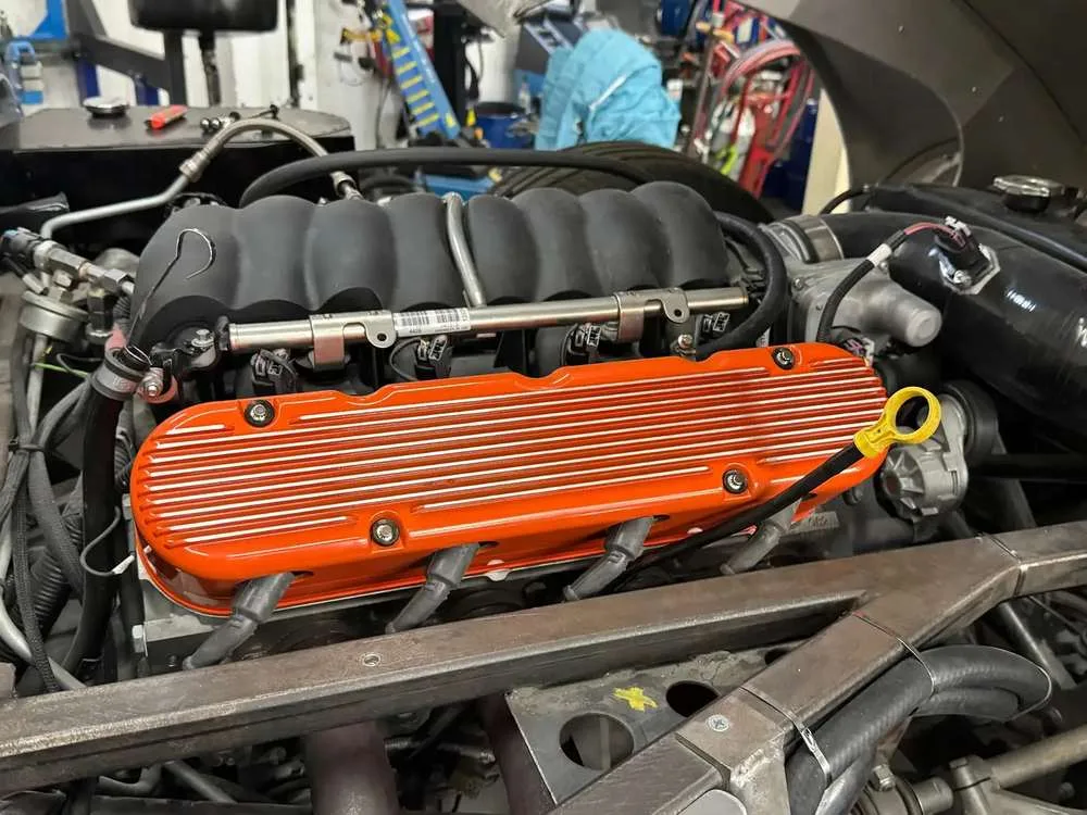 Von Hand veredelter V8 mit gerippten Ventildeckeln in Signalorange